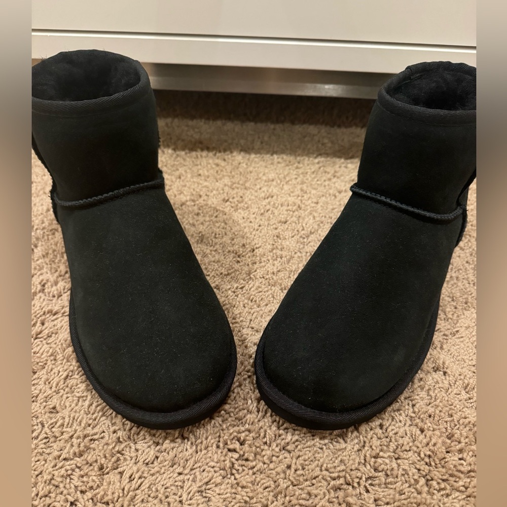 Authentic New Woman’s classic Mini Ugg Boot Size US 8 - Picture 6 of 8